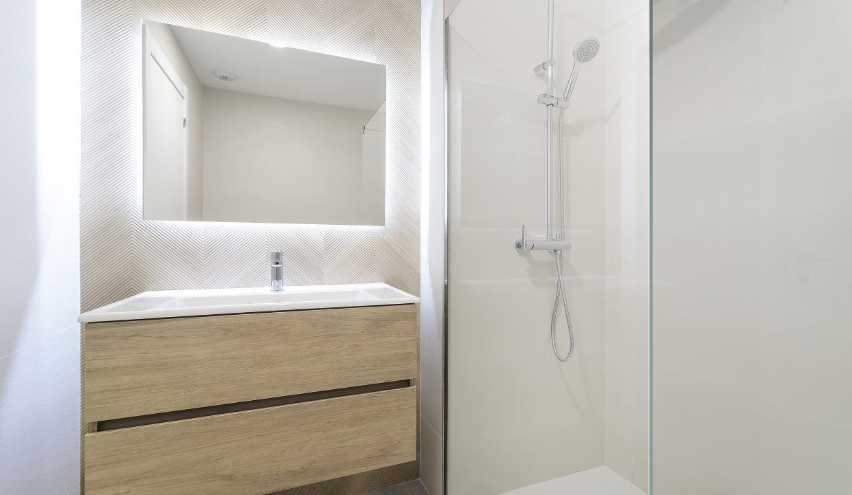 B8.3_Breeze-Townhouse-Balcon Finestrat-Bathroom 2-May 24_2